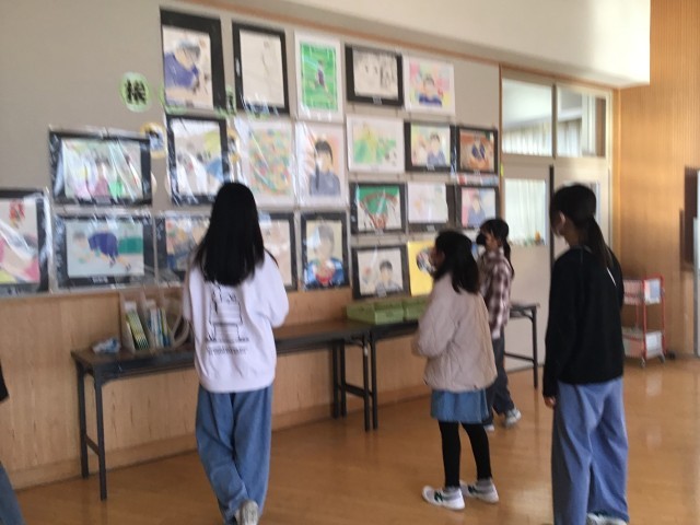 美術の作品を鑑賞する様子