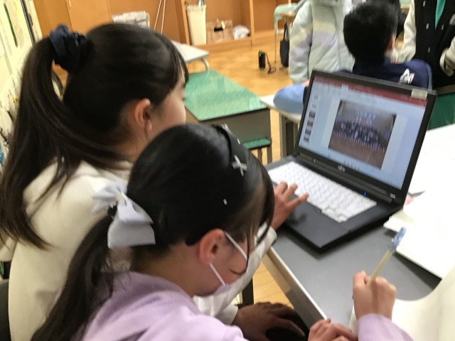 スライドショーの台詞を考えている様子