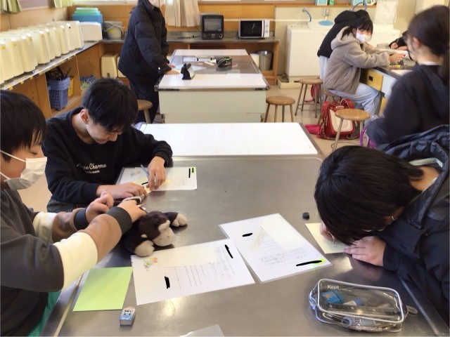 先生方への依頼文を作成する様子①