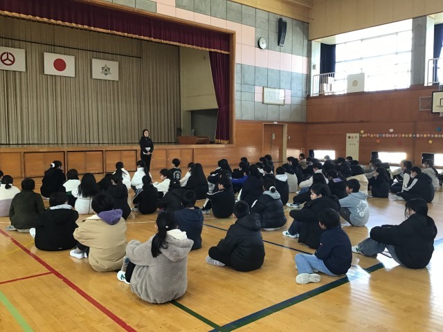 卒業式の練習について説明する様子