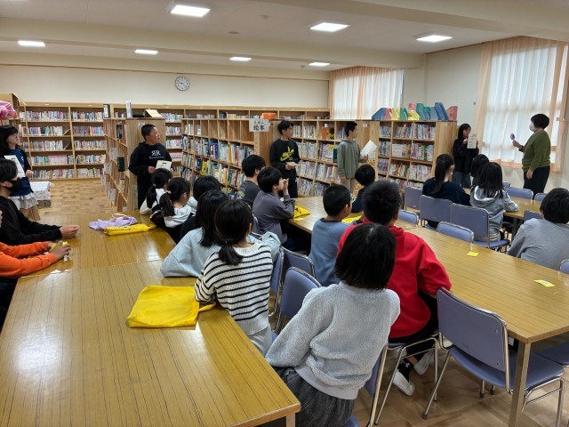 みんなで真剣に話を聞く様子