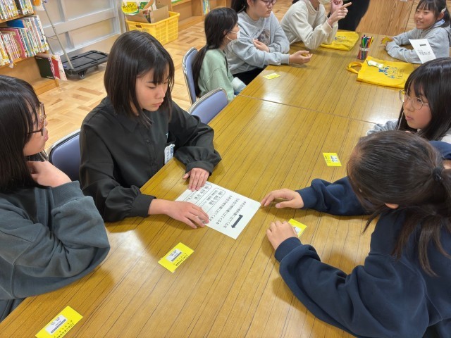 問題に取り組んでいる様子