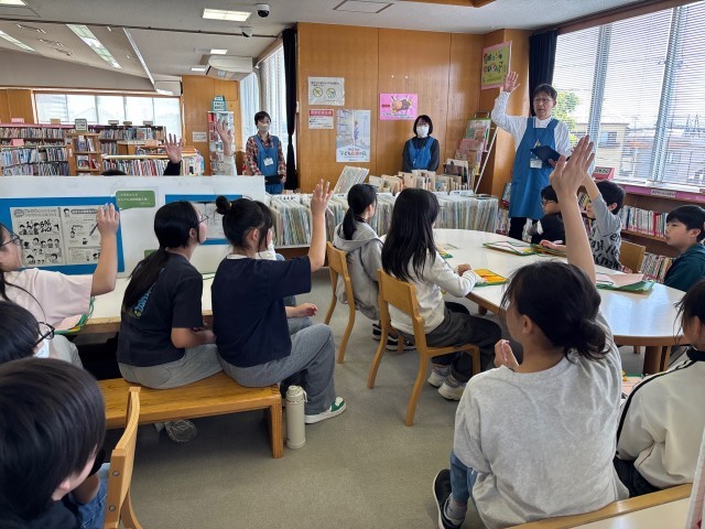 図書館について学んでいるところ