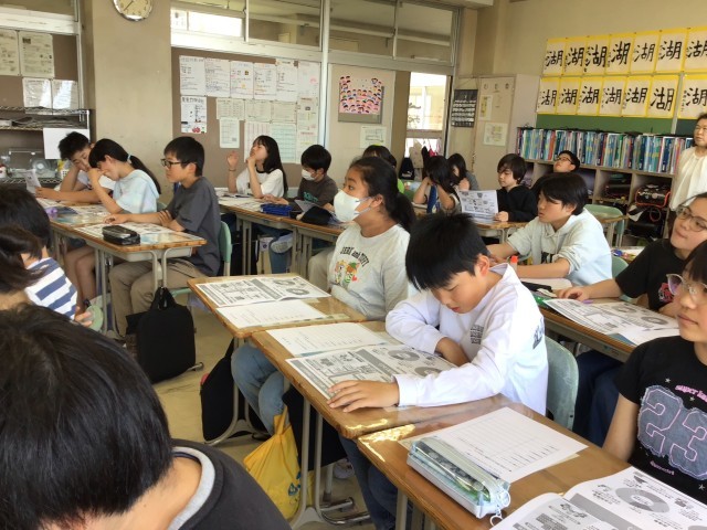 税金について真剣に学ぶ様子