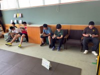 真剣に読んでいる姿