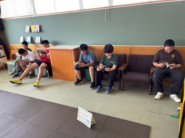 真剣に読んでいる姿