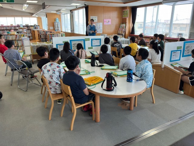 館長さんのお話を聞いている姿