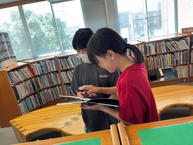 本を吟味している姿