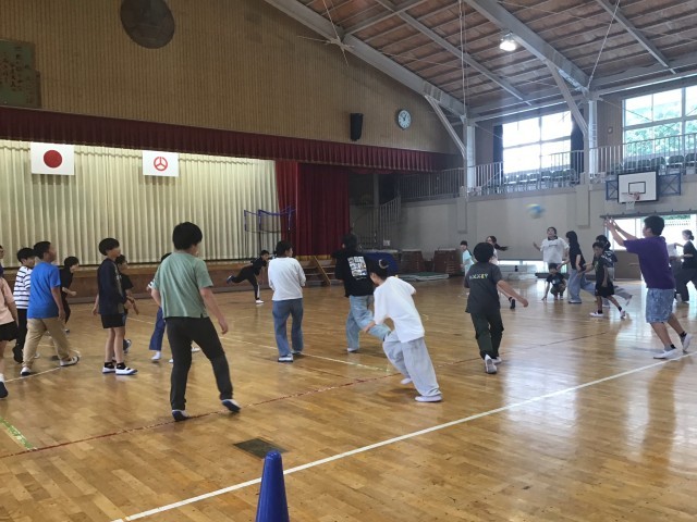 ボールから逃げろー
