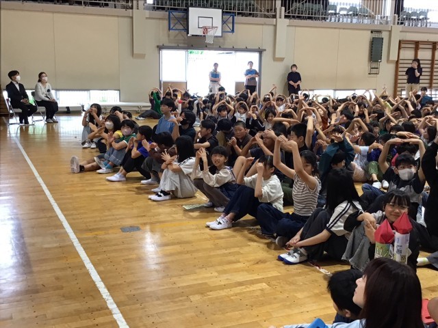 クイズをみんなで答えています