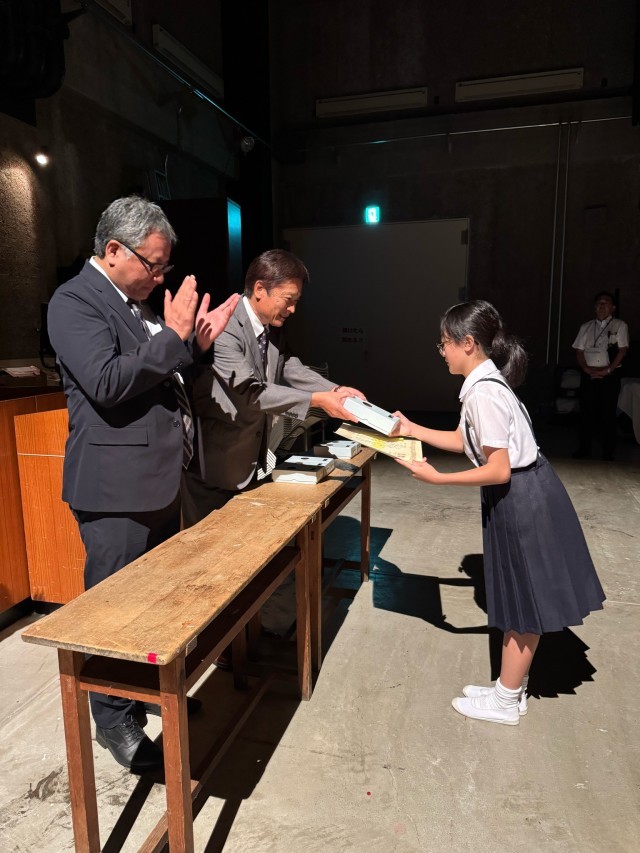 賞状とトロフィーをいただきました。