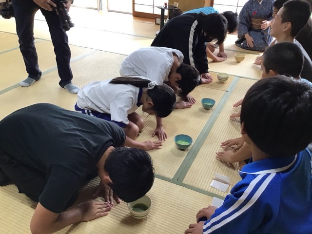 お茶を差し出しました（２組）