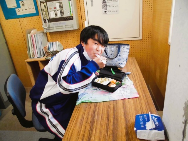 仕事の合間に食事をとっています。