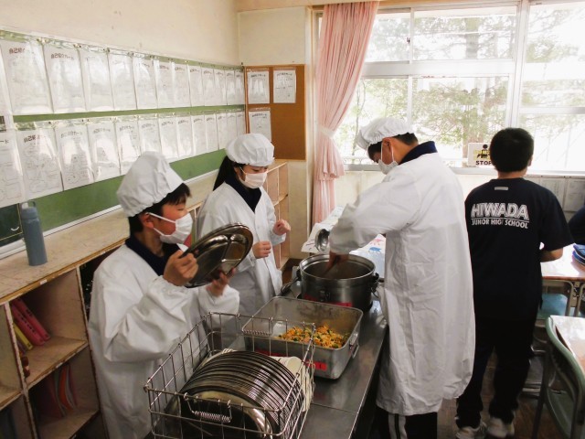 協力して準備を行なっています。