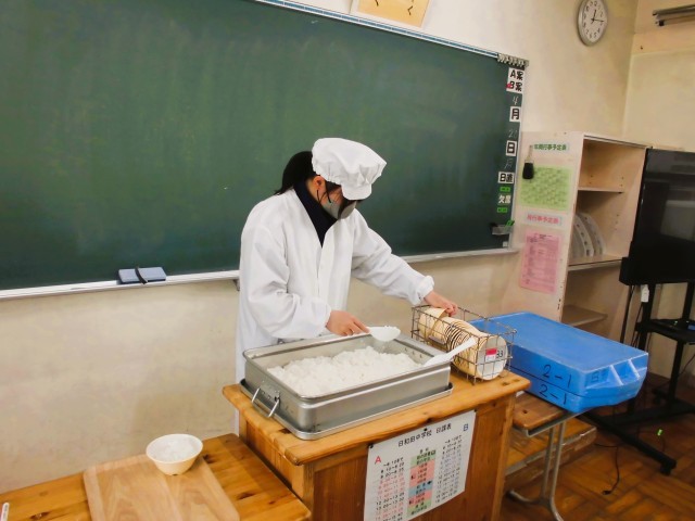 ご飯は偏らないように丹念にほぐしています。。