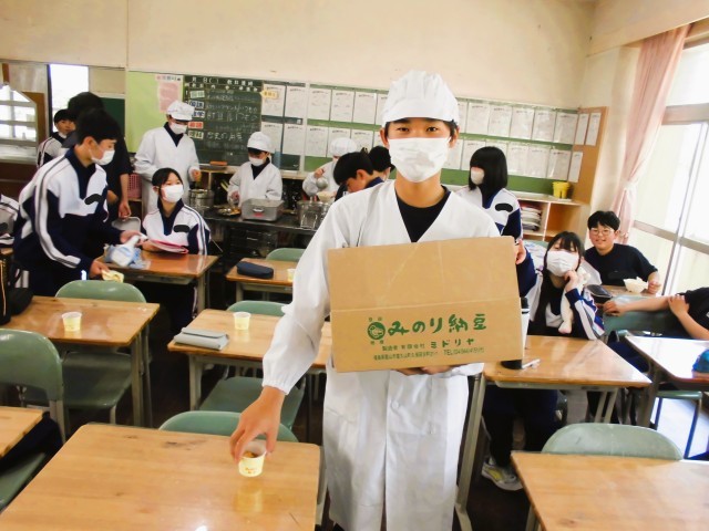 協力して配膳しています。