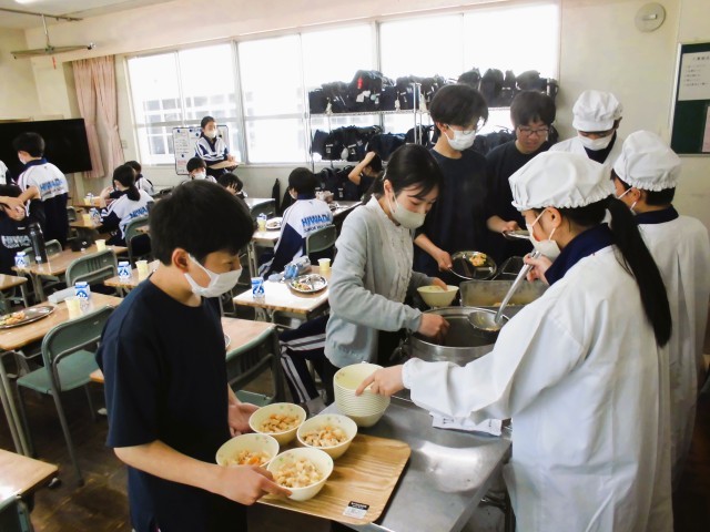 担任も目配りをしながら手伝っています。