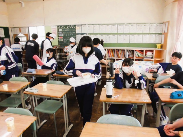 汁物はこぼさないように慎重に扱っています。