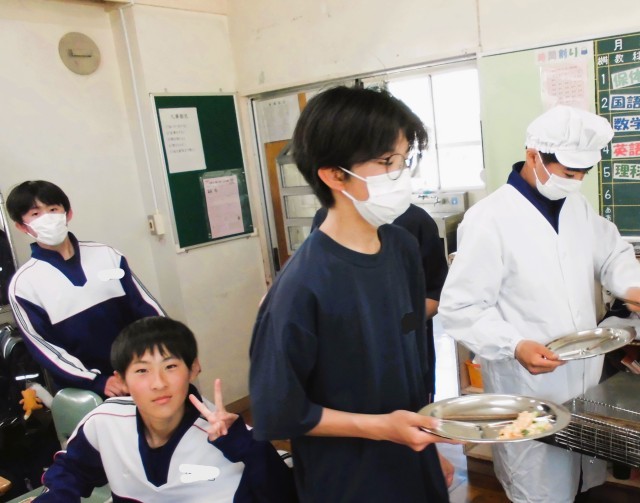 お盆に載せきれないものは一つ一つ丁寧に。