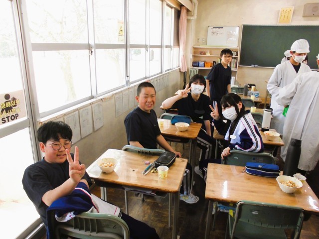 その他の生徒は始まるのを楽しみに待っています。