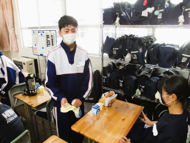 給食委員も消毒液を使い、一つ一つの机をきれいにしていきます。