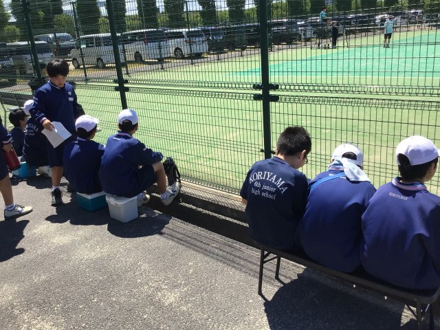 応援する1、2年生男子