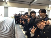 荷物を待っています。