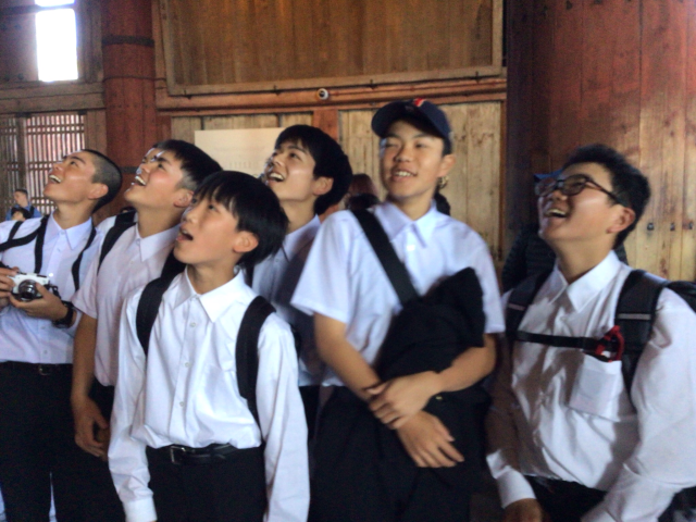 大仏を見て驚く生徒