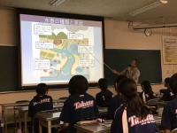 ロハスの池プロジェクトについての説明を受けているところ