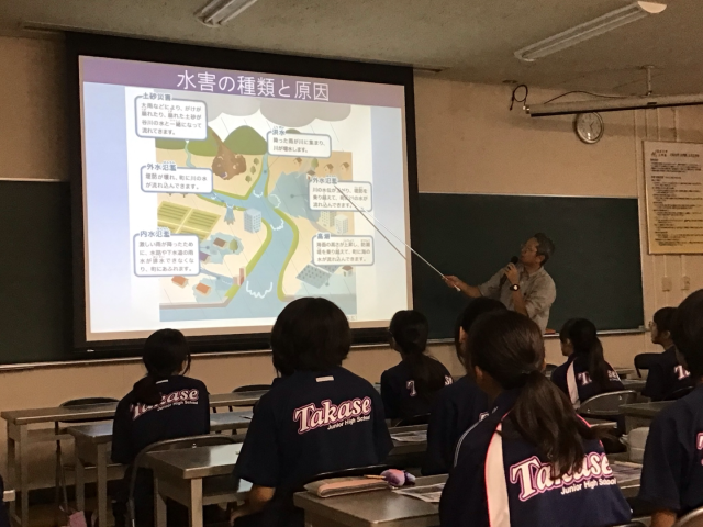 ロハスの池プロジェクトについての説明を受けているところ