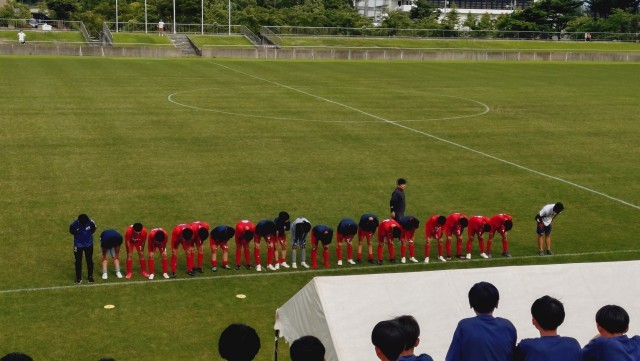 優勝を決め、ベンチと応援席に礼をしている選手