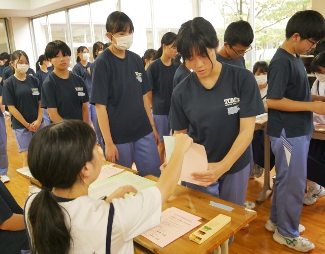 投票所の受付