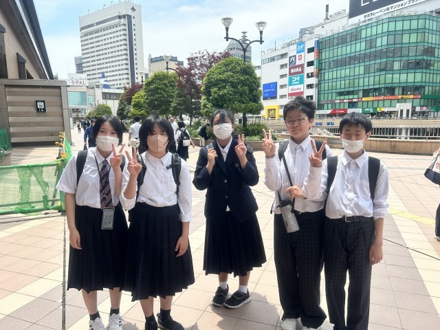 仙台駅前にて