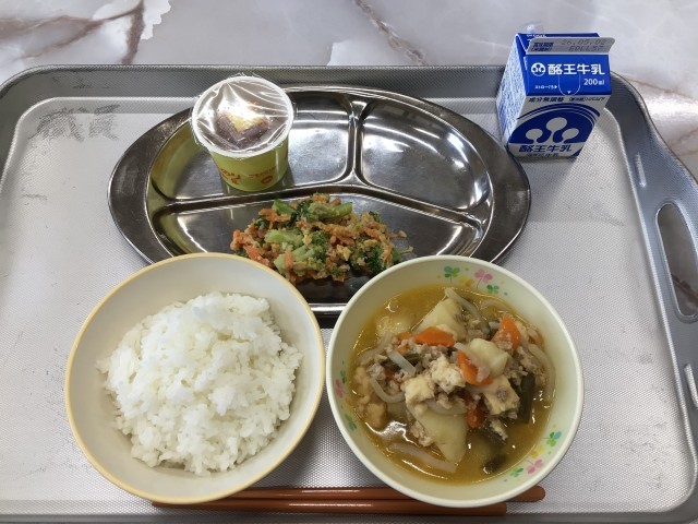 あさか舞ご飯　納豆　ブロッコリーの胡麻サラダ　生揚げの肉味噌　牛乳