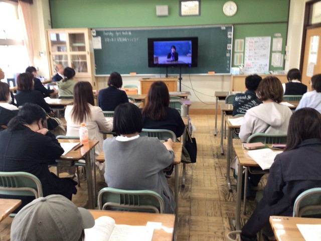 学年懇談の様子。１年生はオンラインでのライブ配信でした。