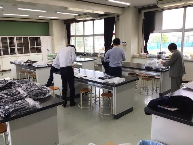 学年懇談の裏では、PTA役員の方々が、オリジナルTシャツの仕分け作業。いつも、陰ながら学校を支えていただいております。