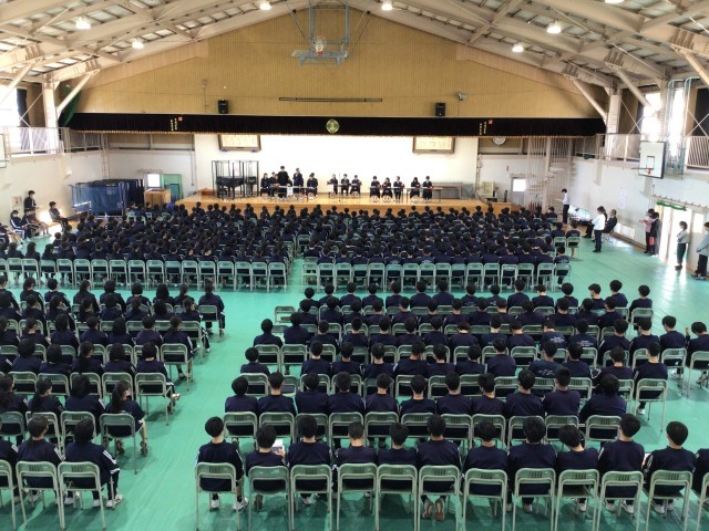 全校生が体育館に集まり総会を行いました
